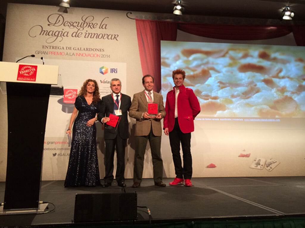 Alberto Vega y Alejandro Galán, de Nestlé, recogieron el premio a las tabletas rellenas de Nestlé y a las pizzas Forno di Pietra