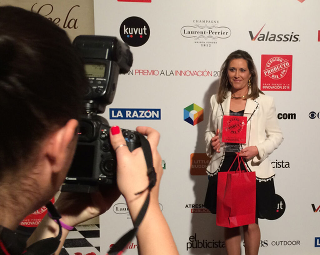 Dori Álvarez, responsable comercial de Grupo VivePlus, recogió el premio al producto Colágeno +Ácido Hialurónico Vive Plus