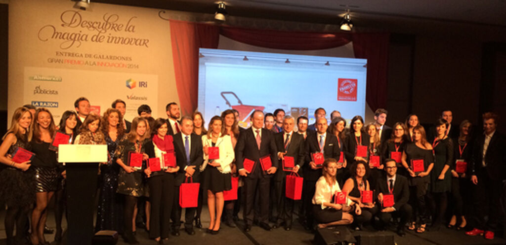 Foto final de grupo de los premios Producto del Año 2014