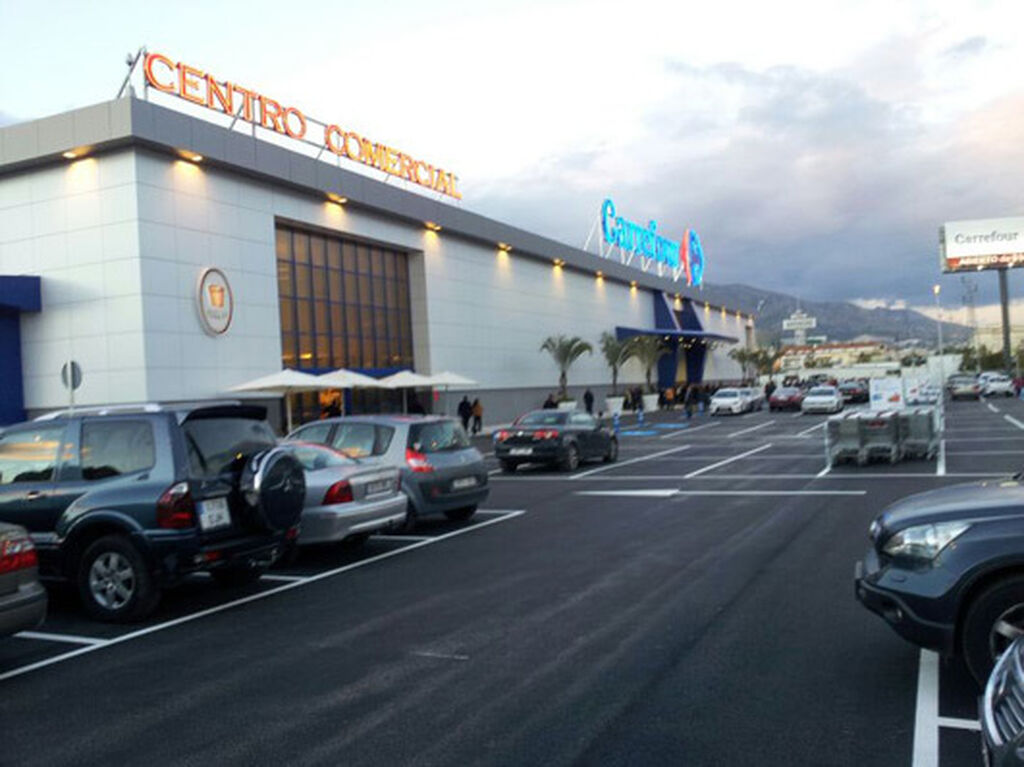 Fachada del nuevo híper de Carrefour en Mijas Costa. Fotos: F. Fernández Reguero