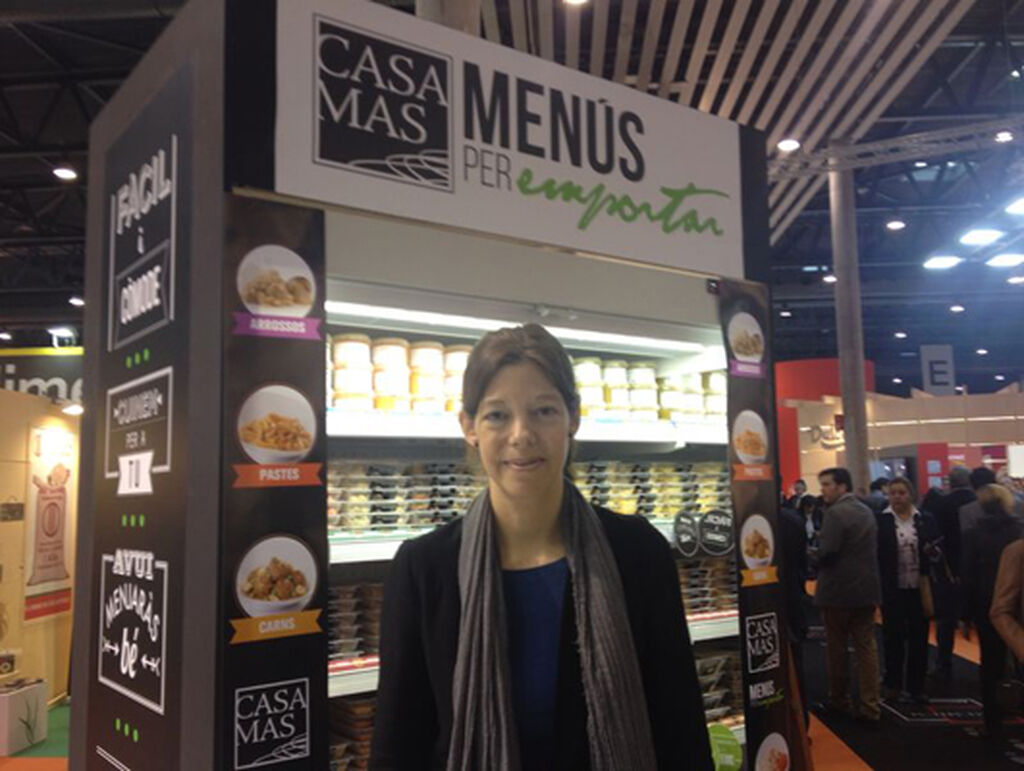 Cristina Cepero, directora de Marketing de Casa Mas, con la nueva gama de 'Menús para llevar'