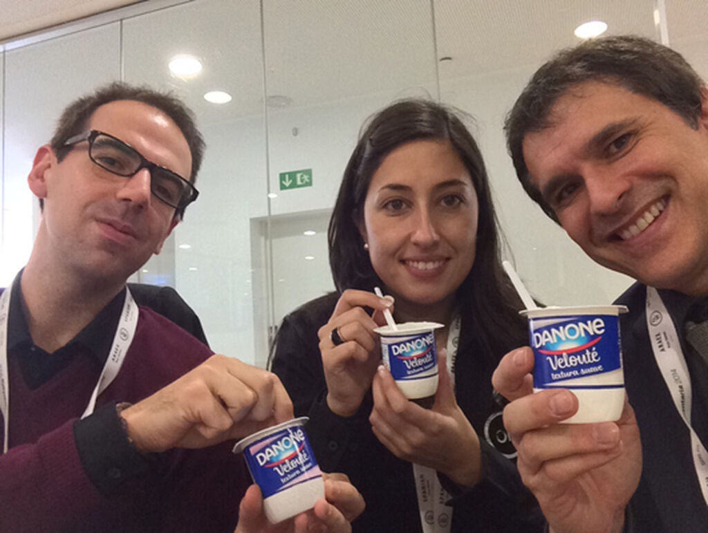 Selfie de parte del equipo de GranConsumo.tv tras probar en la sala de prensa el nuevo yogur Velouté de Danone