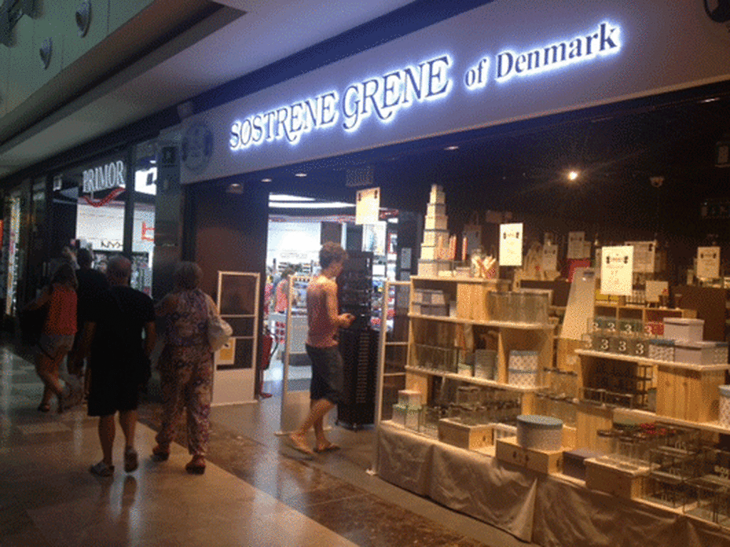 La tienda se encuentra en el Centro Comercial La Gavia, en el ensanche de Vallecas, en Madrid.