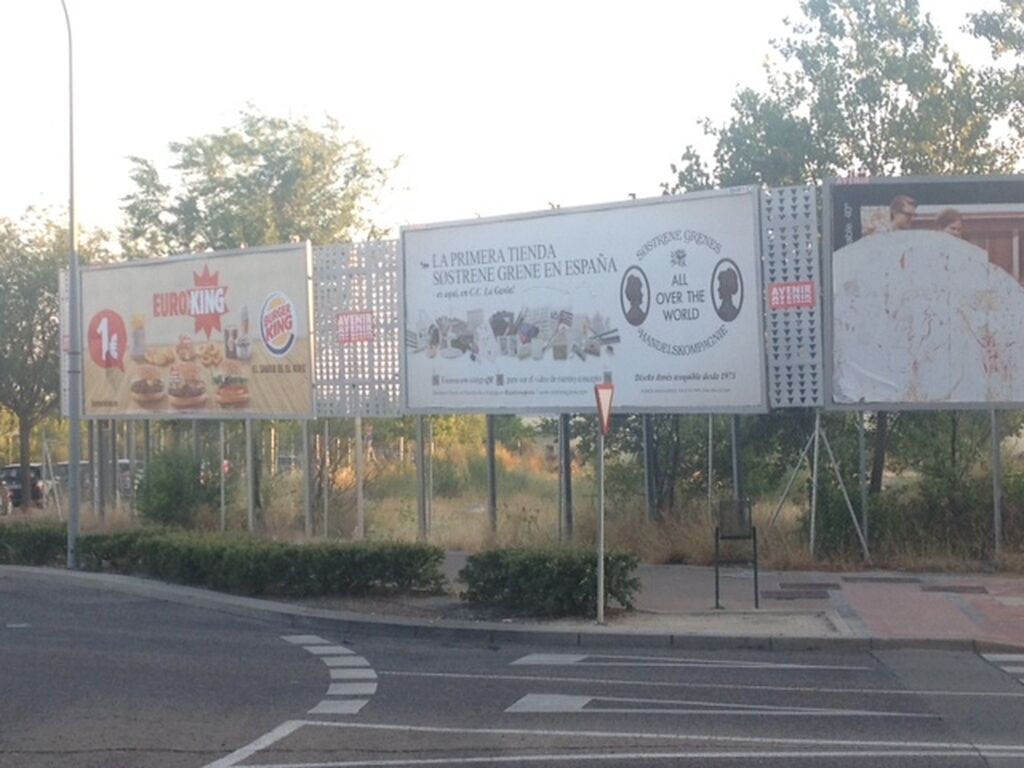 Valla publicitaria de Sostrene Grene en las cercanías del centro comercial.