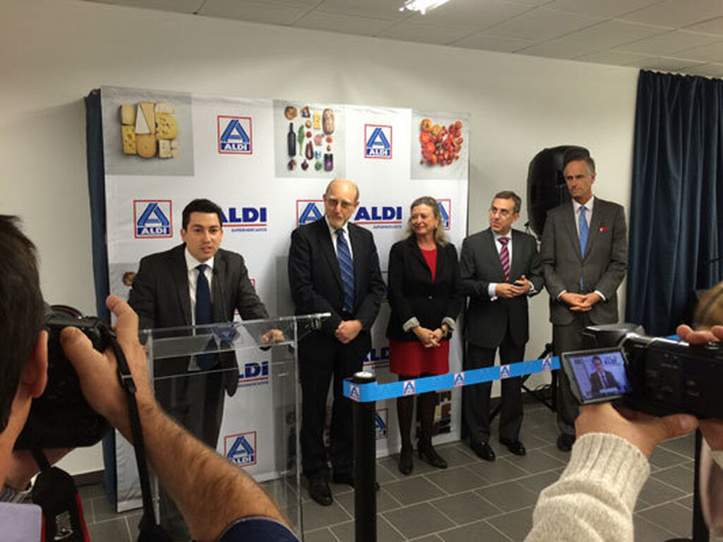Eduardo López, director de Expansión de Aldi, presenta el acto de inauguración