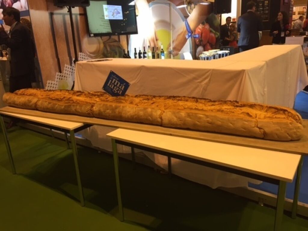 Una gran barra de pan en el stand de Málaga