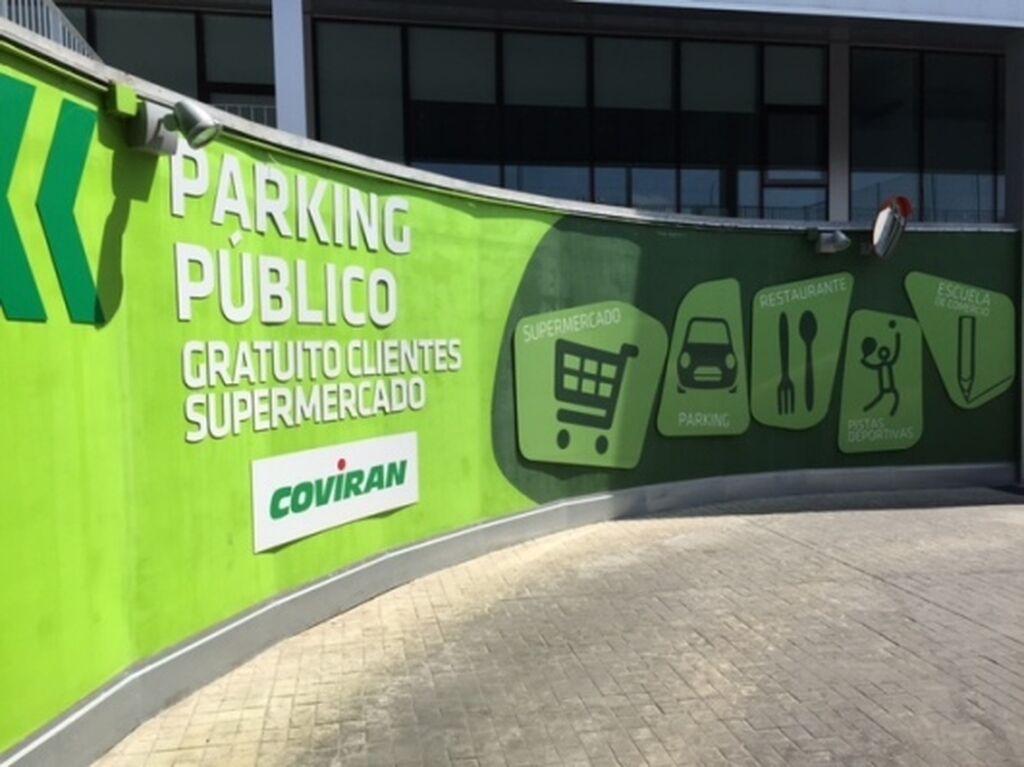 Acceso al parking del supermercado Covirán
