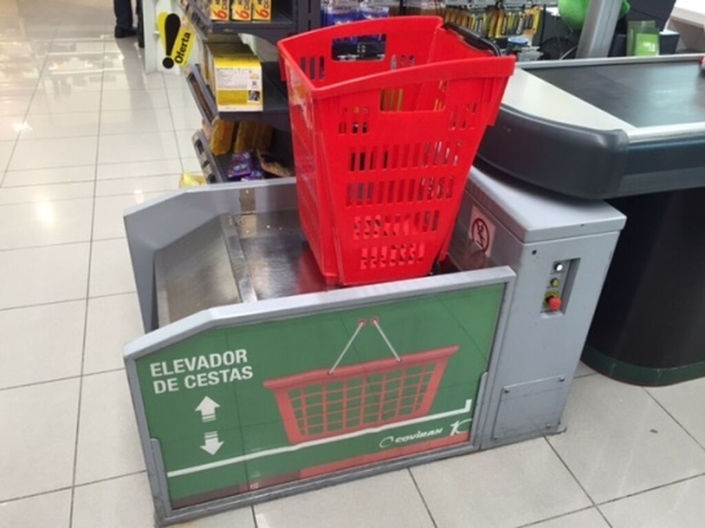 Elevador de cestas de la compra para no agacharse en la caja