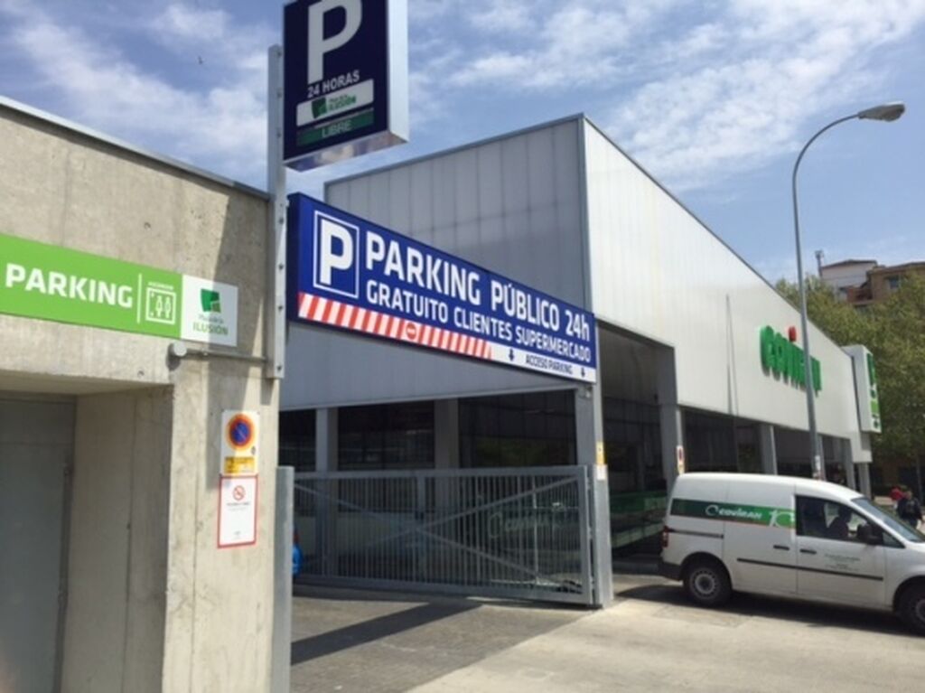 Parking público 24 horas junto al supermercado