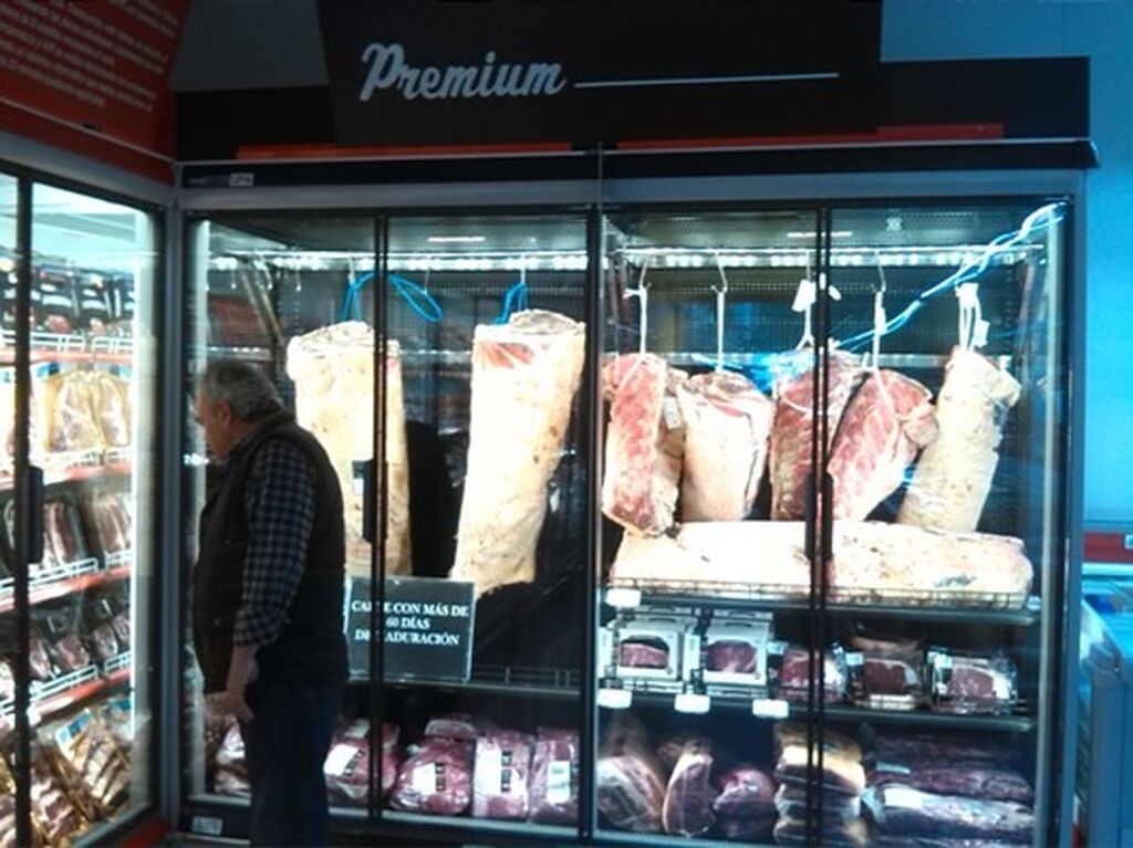 Makro Barajas cuenta con vitrinas preparadas para que la carne continúe su proceso de maduración