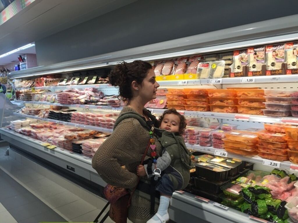 El supermercado también ofrece productos de carnicería envasados