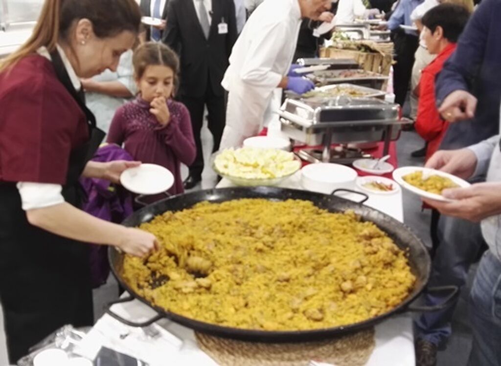 Tampoco faltó la tradicional paella española