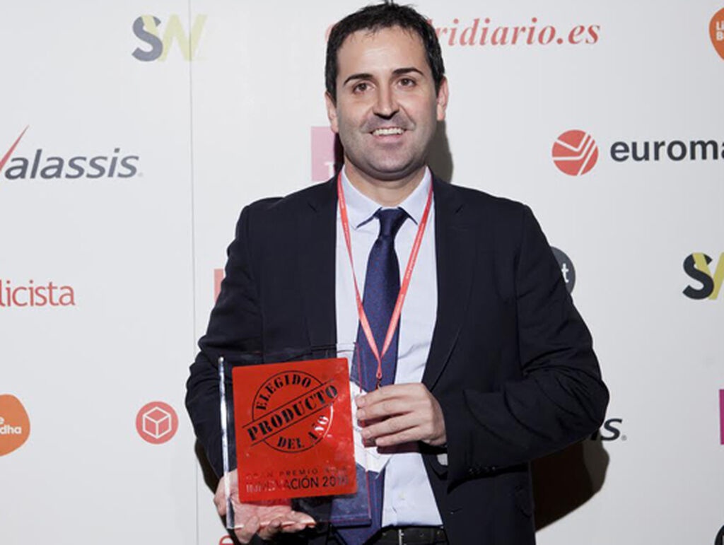 Andrés Cortijos, director general de Confectionary Holding, recogió el premio otorgado a la Bandeja Selección 1880.