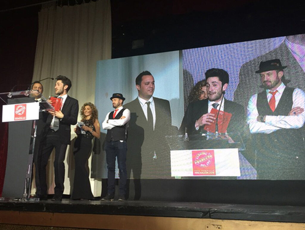 KH-7 Vajillas se llevó premio. Los responsables de la empresa Albert Campderrós y Jordi Rosell recogieron el premio.