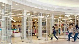 La afluencia a los centros comerciales volvió a caer en marzo