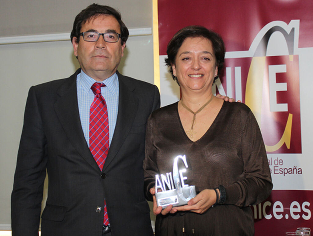 Carlos Cabanas, secretario general de Magrama, junto a Esperanza Orellana Moraleda, premio 'Amigos de la Carne'