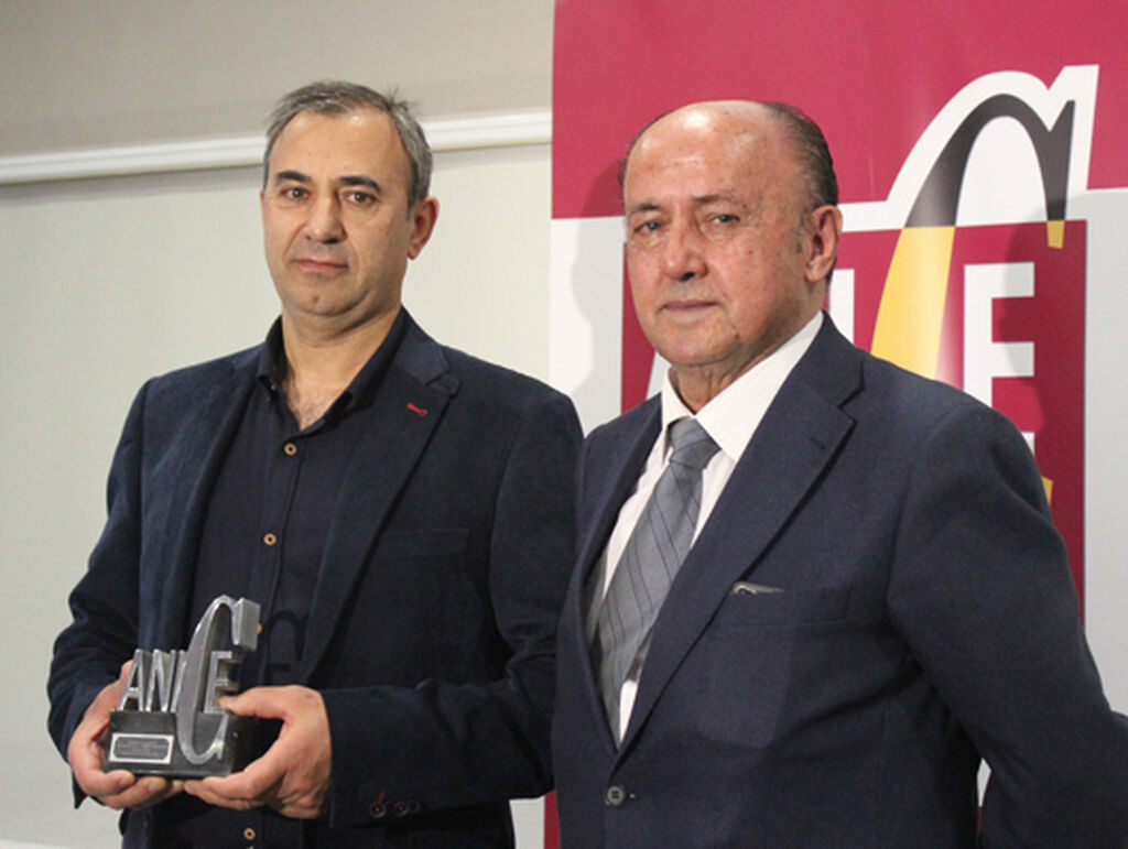 Luis Martín recogió el Premio Sostenibilidad para Biobardales de manos de Generoso García, vicepresidente de Anice