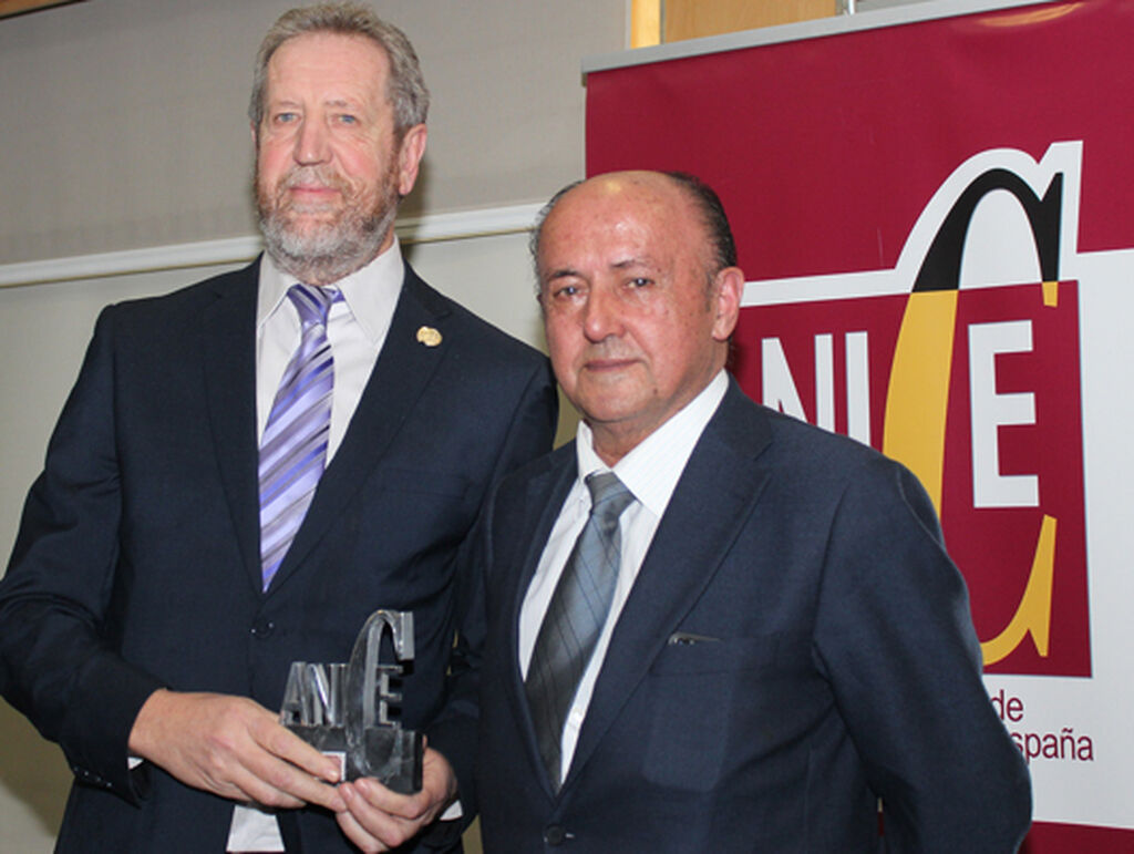 El director general de Grupo Pastores, Francisco Marcén, recibe el segundo Premio Sostenibilidad de manos de Generoso García