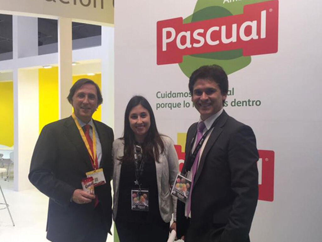 Tomás Pascual, presidente de Grupo Leche Pascual, con Carlos Azofra y Mar Calderón, editor y directora de GranConsumoTv