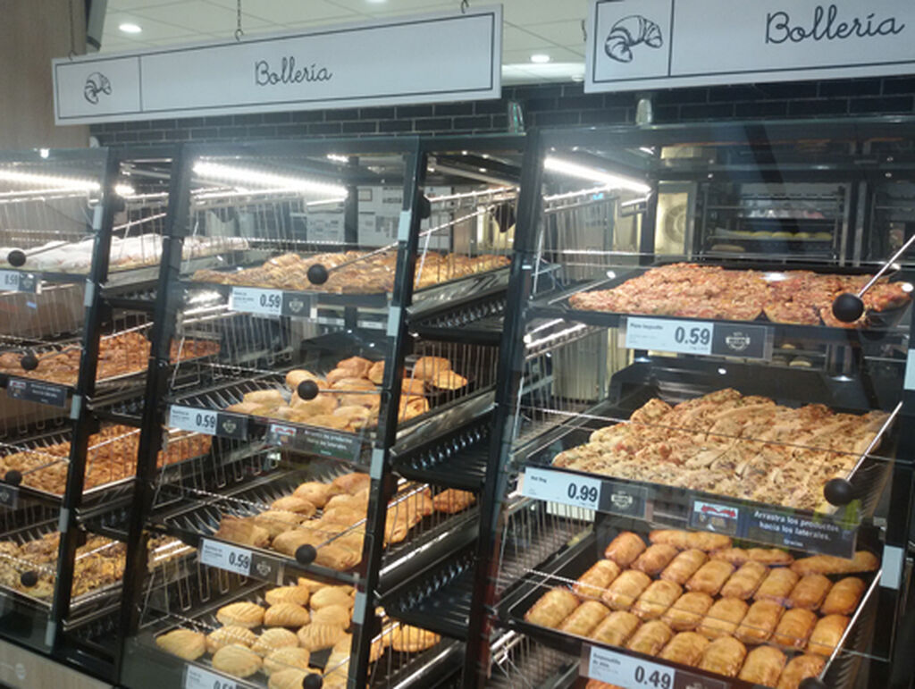 Una gran sección de panadería te recibe nada más entrar en el supermercado