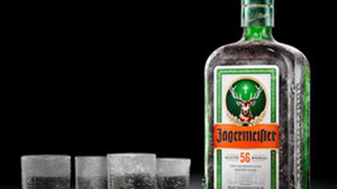 Jägermeister se renueva: cambia su botella y su etiqueta