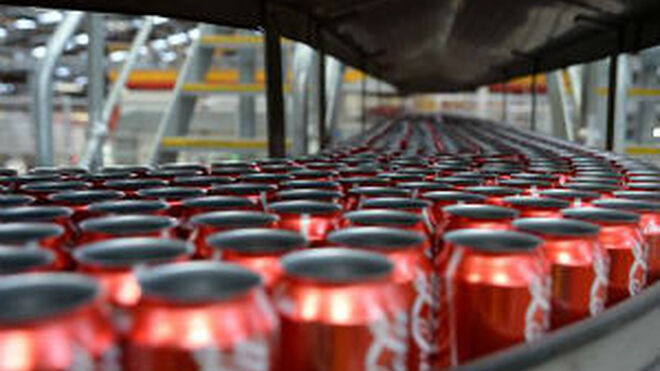 Hallan heces humanas en latas de Coca-Cola en Irlanda del Norte