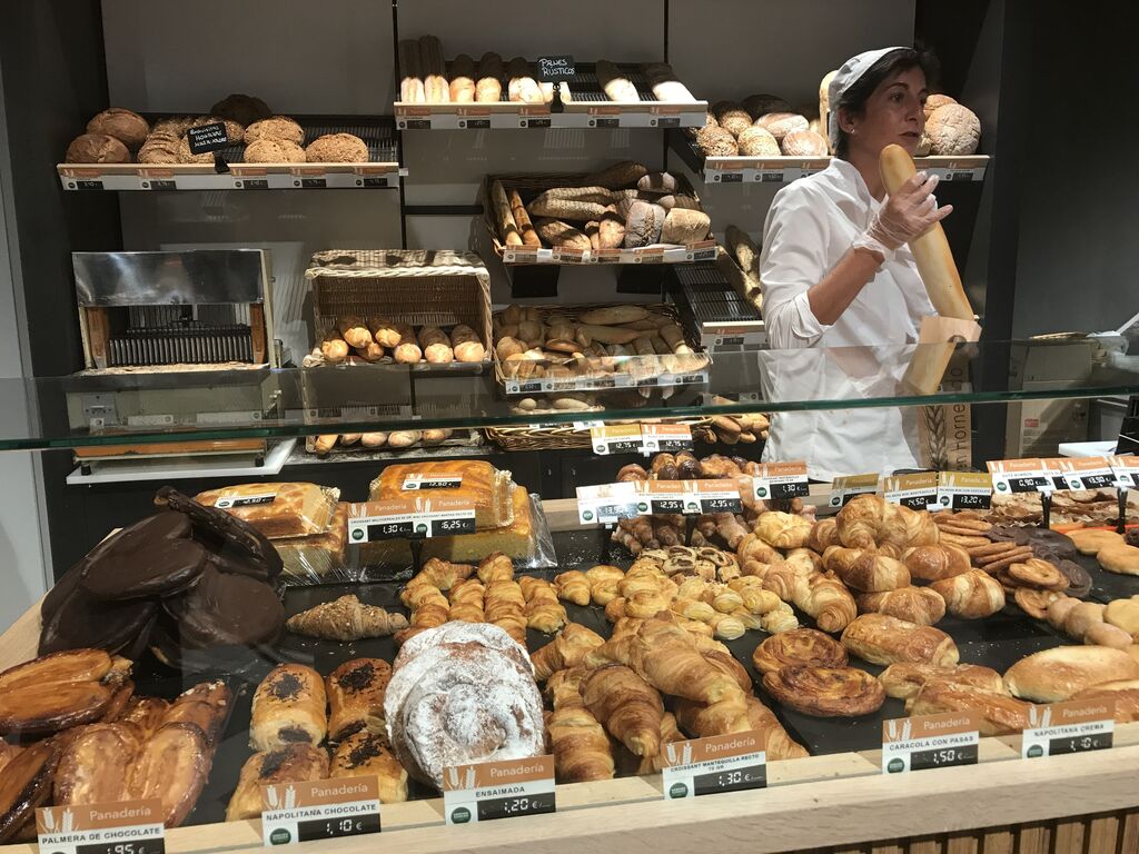 Sección de panadería, amplia en Sánchez Romero