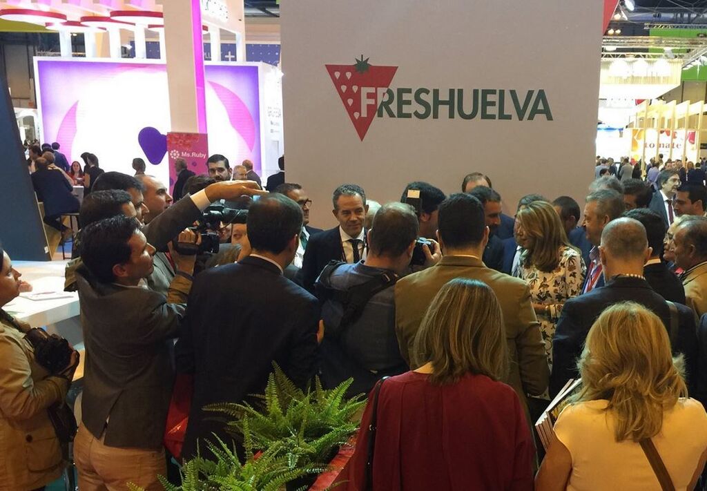 Susana Díaz, presidenta de Andalucía, visita el stand de FresHuelva