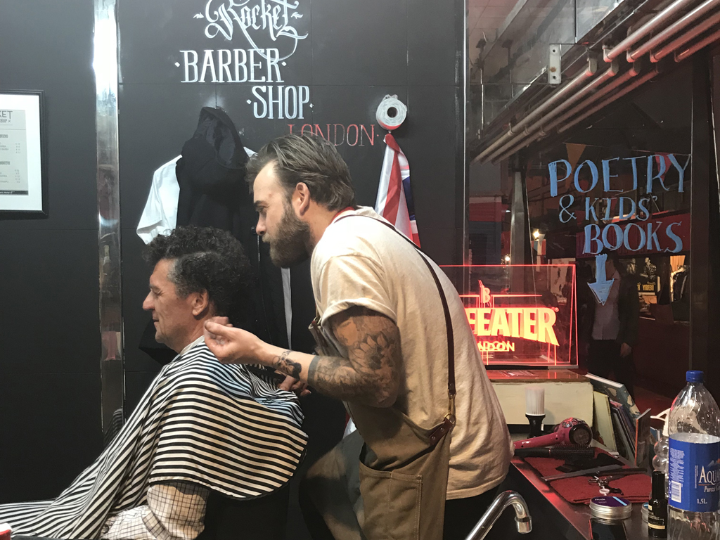 Barberos, muchas barbas y tatuajes...