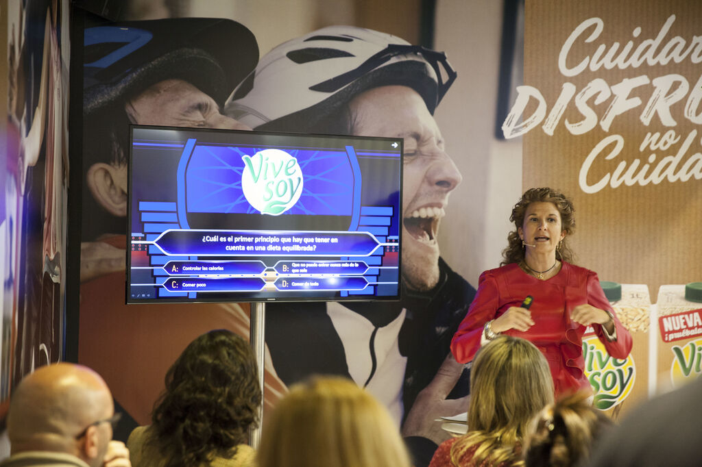 Elena Garea, responsable de Nutrición y Salud de Calidad Pascual, presentando Vivesoy Quinoa como si fuera un concurso