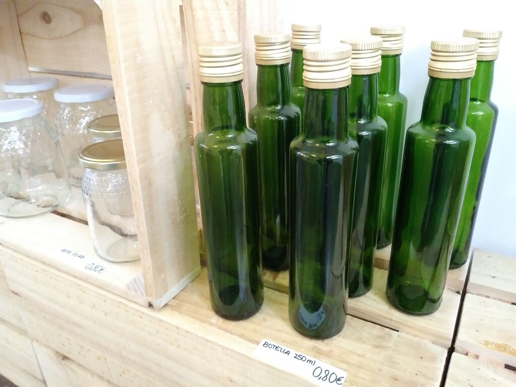 Botellas y frascos de cristal a la venta para que el cliente los rellene con alimentos
