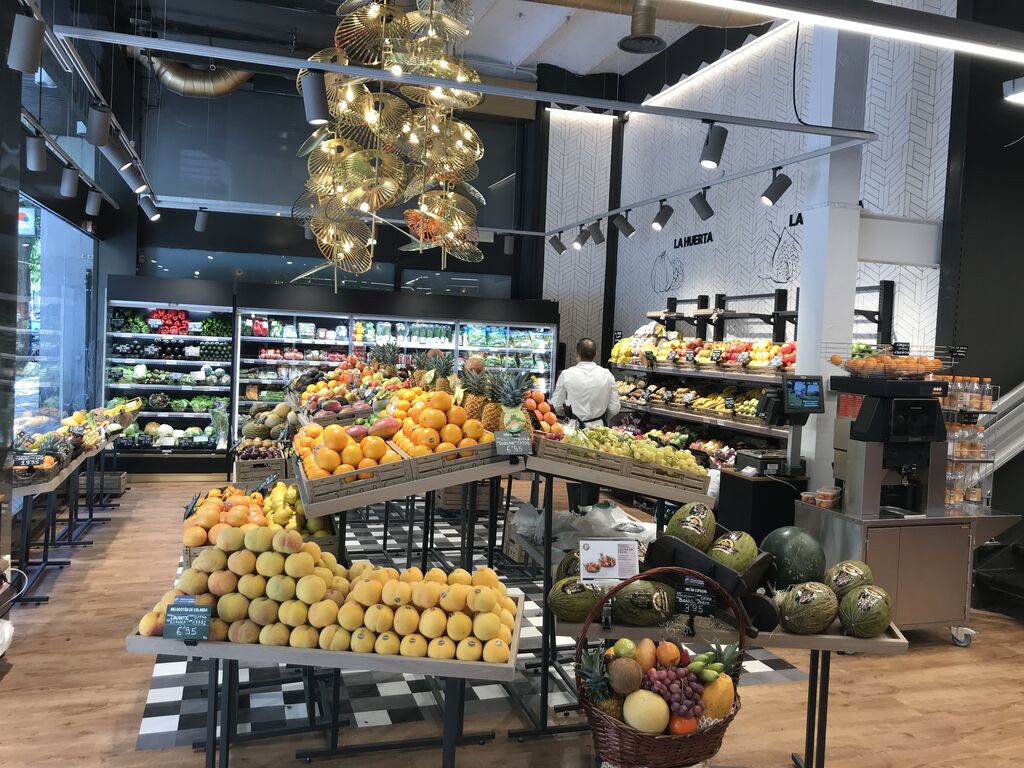 Una espectacular lámpara de diseño corona la zona dedicada a frutas y verduras