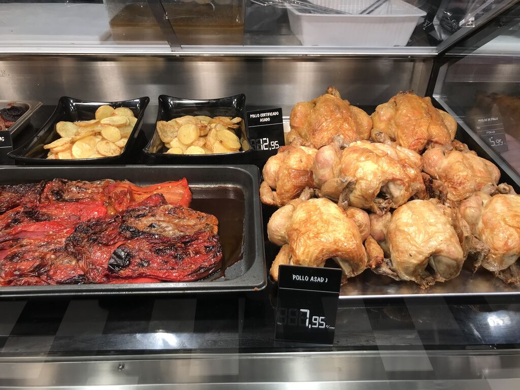 Un pollo asado por 7,95 € en Sánchez Romero Supermercados