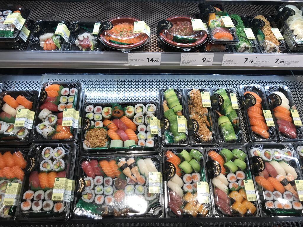 El sushi se prepara a diario en el propio supermercado con atún rojo de Barbate.