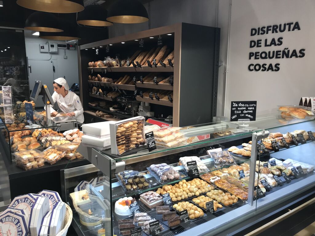 Panadería-bollería con panes de masa madre donde poder el cliente puede tomar un café Illy por 1,50 €