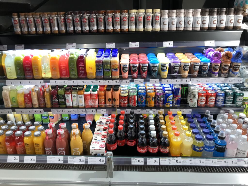 Bebidas refrigeradas a la entrada de la tienda