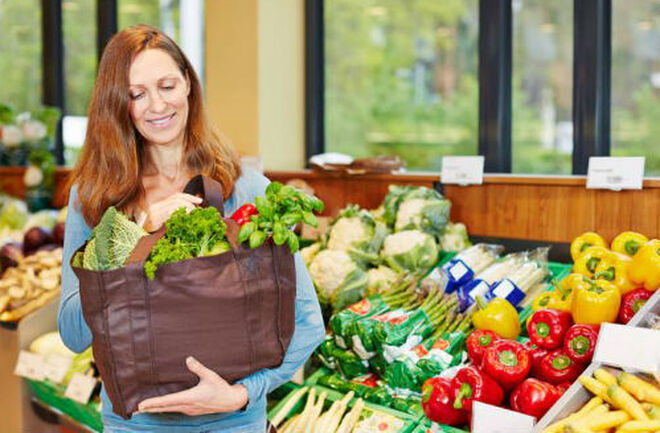 Consumidora comprando fruta y verdura