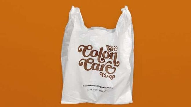 Las 'humillantes' bolsas que reparte un súper para concienciar sobre el plástico