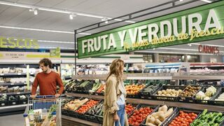 El retail y las marcas pierden fuelle frente al canal horeca y la MDD: las compras en el súper caen ya el 5,3 % en volumen