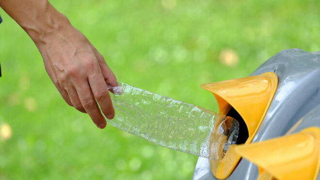 8 de cada 10 españoles creen que no reciclan tanto plástico como deberían