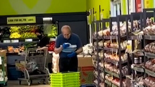 Sorprendido un empleado de un súper en Toronto limpiando las cestas con saliva