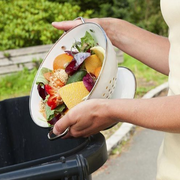 Día contra el desperdicio alimentario: El 73% de los españoles se siente culpable al tirar comida a la basura