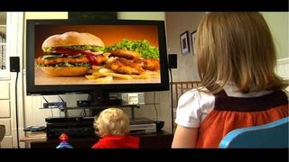 Consumo prohibirá los anuncios de alimentos no saludables para menores