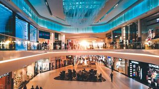 La afluencia a centros comerciales baja pero las ventas se recuperan