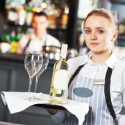 Contratos precarios y falta de formación, razones por las que no se cubre la demanda de camareros