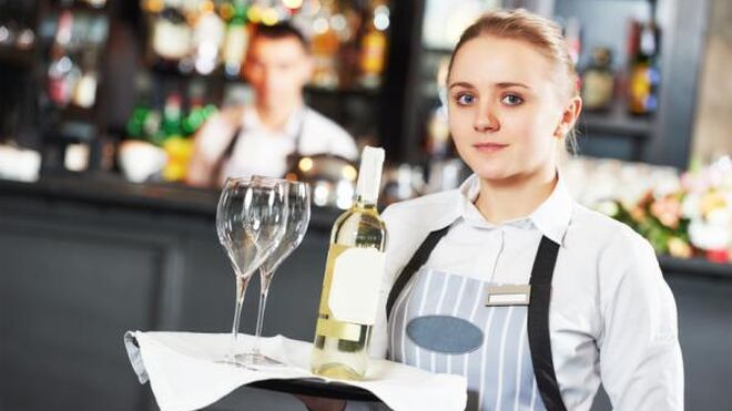 Contratos precarios y falta de formación, razones por las que no se cubre la demanda de camareros