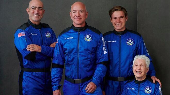 Jeff Bezos vuelve a la tierra tras alcanzar el espacio en un cohete de Blue Origin