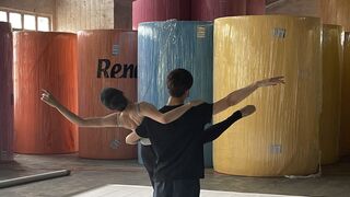 Renova transforma su fábrica en un escenario de ballet