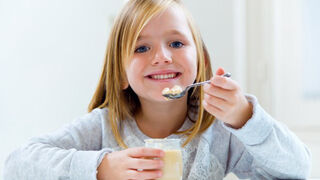 Los padres piden más yogur en el menú escolar de sus hijos