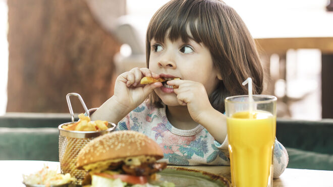 Los niños españoles exceden el consumo de proteínas y grasas saturadas